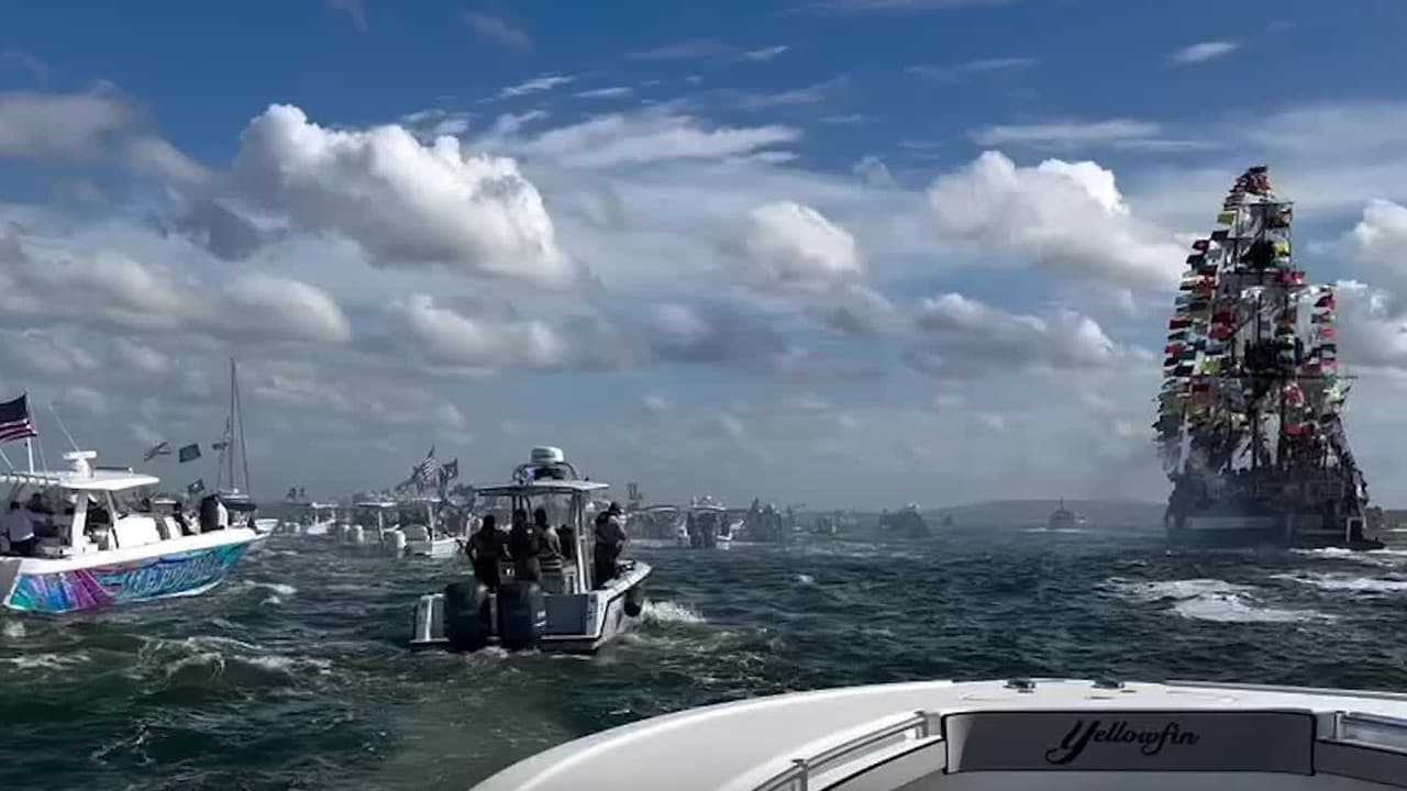 Las aguas de la Bahía de Tampa fueron surcadas por decenas de barcos repletos de piratas, quienes desembarcaron el sábado 27 de enero y tomaron la ciudad tras amagar a la alcaldesa, les dio las llaves y se unió a ellos en un desfile, Gasparilla es la tradición más antigua de Tampa.