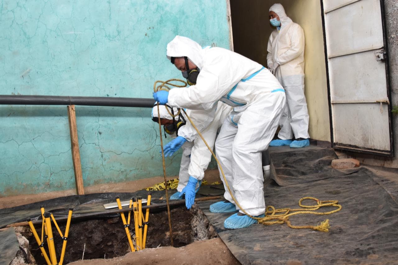 Trabajos de investigación en la residencia del expolicía salvadoreño Hugo Ernesto Osorio Chávez, donde se hallaron 14 cadáveres.