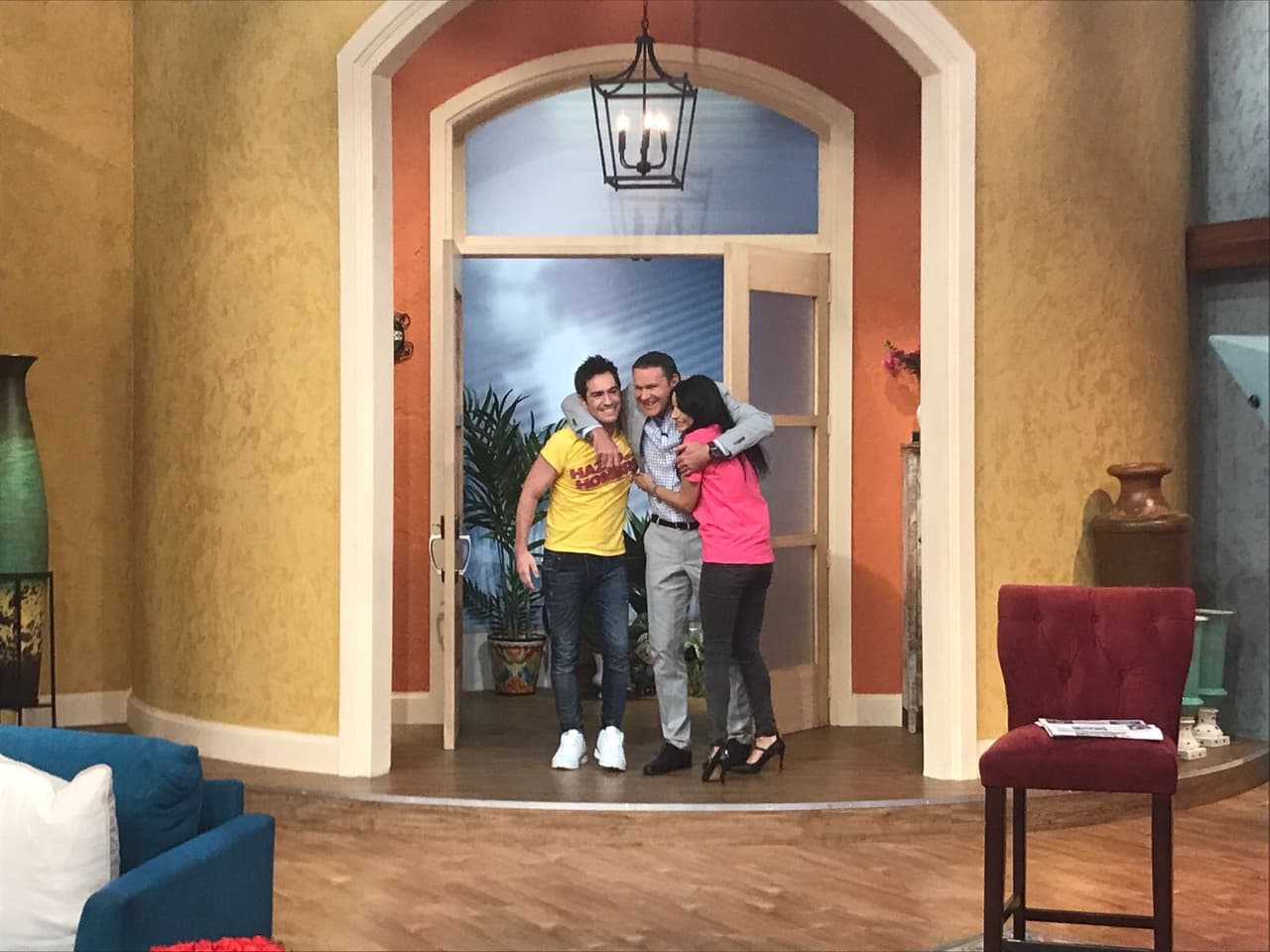 Con este gran abrazo, Alan Tacher recibió a Mauricio Ochmann y Aislinn Derbez.
