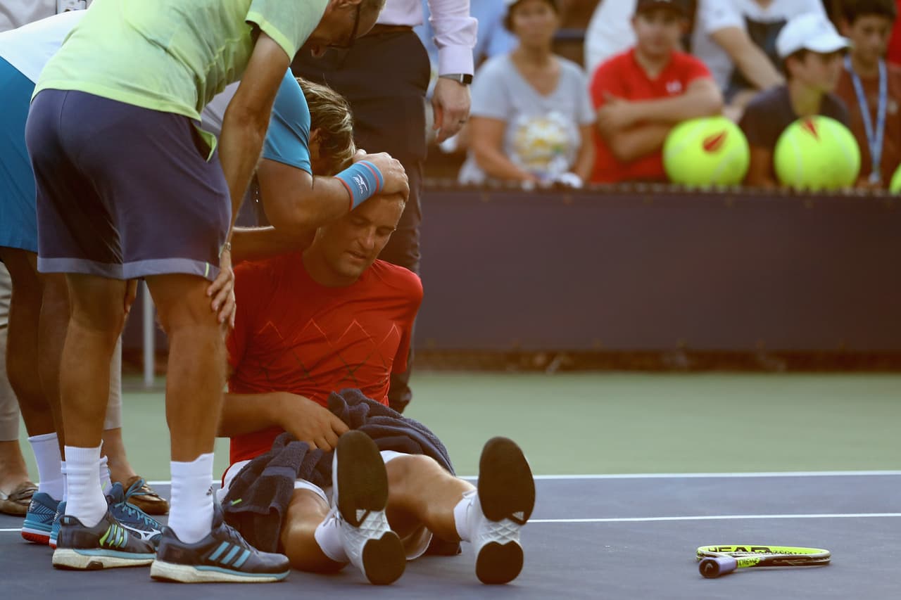 Una de las víctimas también fue Mikhail Youzhny, que durante su juego tuvo que ser atendido por su cuerpo medico al sentirse mareado.