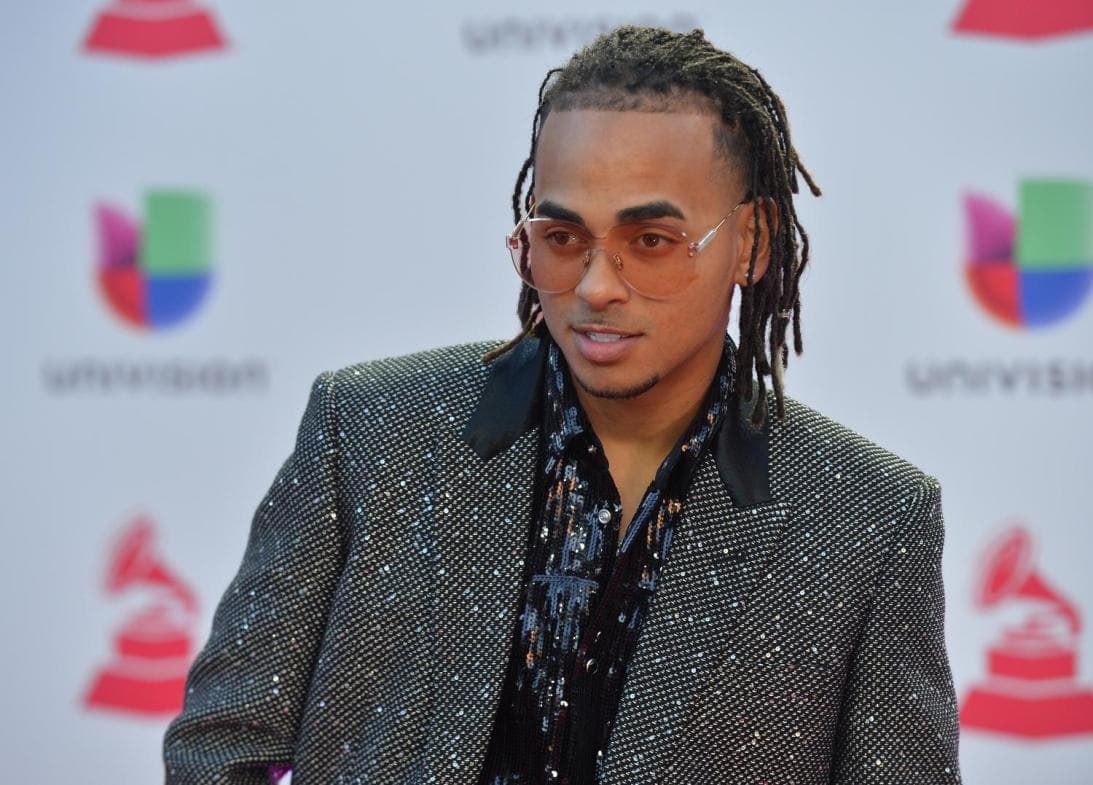 La distinción surge en momentos en que Ozuna se concentra en su familia y su carrera, mientras hay quienes sin pruebas contundentes insisten en vincularlo con el asesinato 
<b><a href="https://www.univision.com/famosos/ozuna-testifica-ante-la-justicia-de-puerto-rico-sobre-como-kevin-fret-lo-extorsionaba">del cantante Kevin Fret</a></b>, a quien él había denunciado porque alegaba que lo estaba extorsionado.