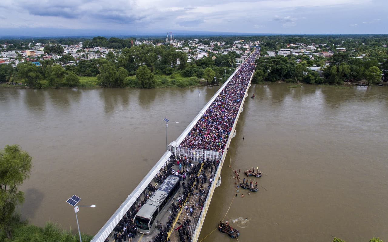 La multitud se mantiene en el puente sobre el río Suchiate, sin sobrepasar la puerta a la fuerza. Las mujeres y niños tendrán la prioridad para entrar, según las primeras informaciones.