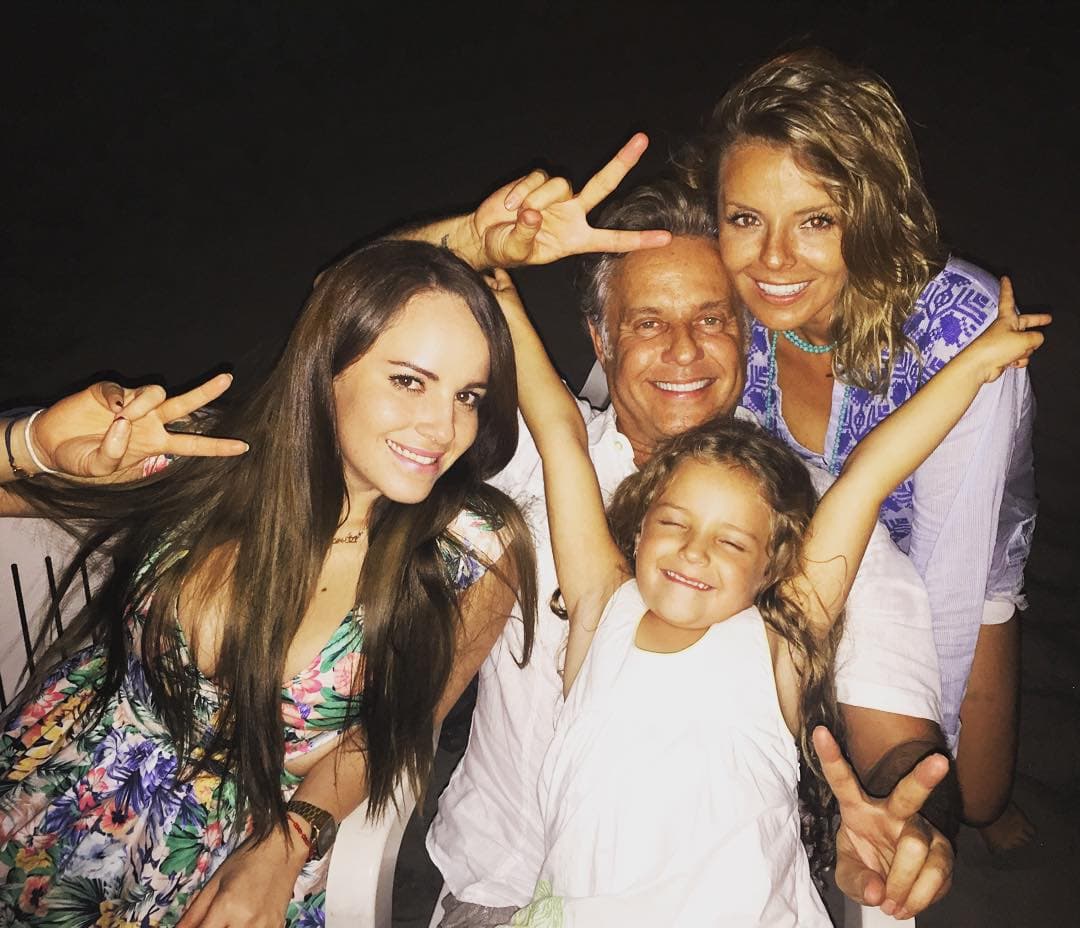 Desde pequeña Stephanie había querido ser actriz, ya que sus padres también estudiaron actuación, pero Alexis Ayala le pidió que primero concluyera la preparatoria.