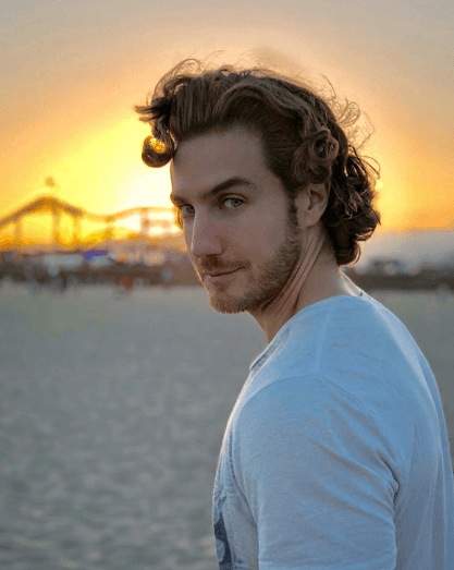 Actualmente vive en California y está alejado de la televisión.