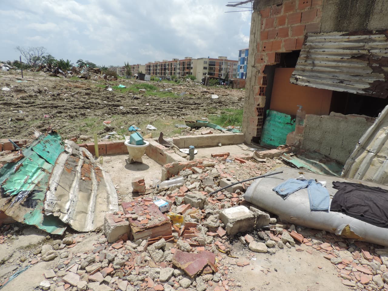 En este operativo fueron destruidas un total de 400 viviendas. Sus residentes viven ahora en refugios improvisados de madera y latón.