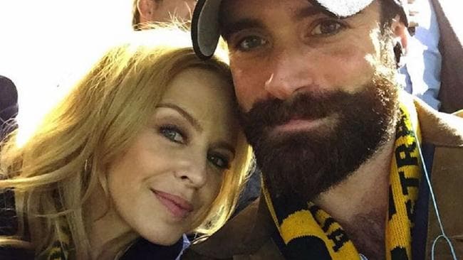 El que se rumora es su más reciente galán se llama Joshua Sasse y tiene 27 añitos de edad.