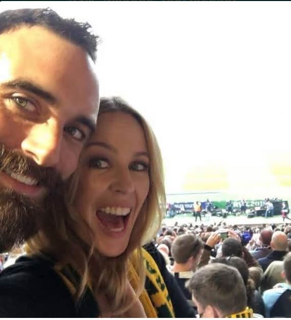 ¿Será que la diferencia de edad que les separa no será impedimento para que surja la química entre los dos?