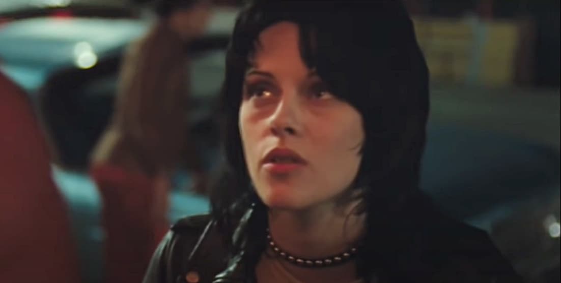 <b>'The Runaways' </b>
<br>En el 2012 se estrenó la cinta que narra la historia real de Joan Jett y Cherie Currie, cuya banda abrió el camino para muchas mujeres en el mundo del rock: The Runaways.
<br>