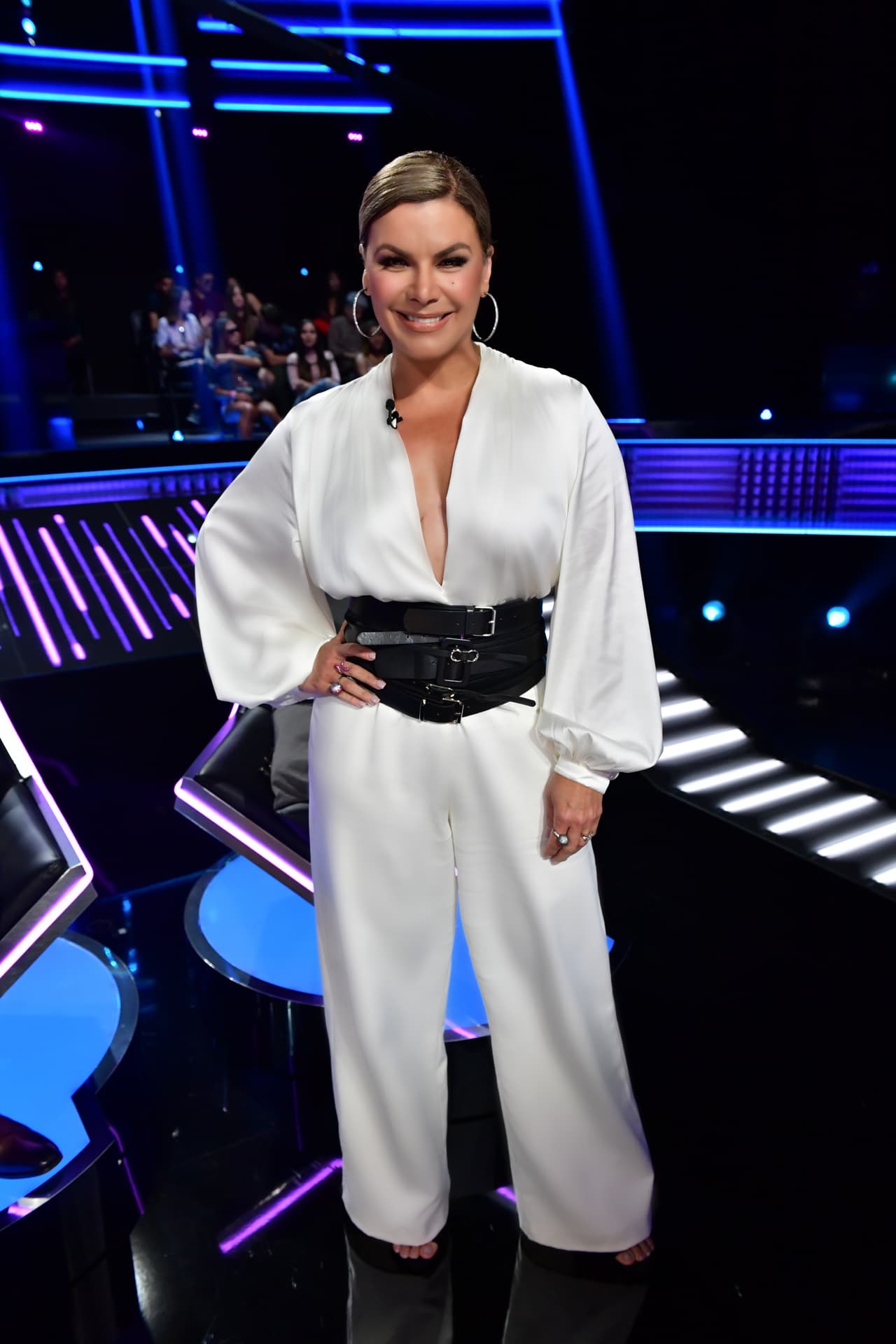 Las cerezas en el pastel de este atuendo fueron el cinturón plus size y el pelo recogido.