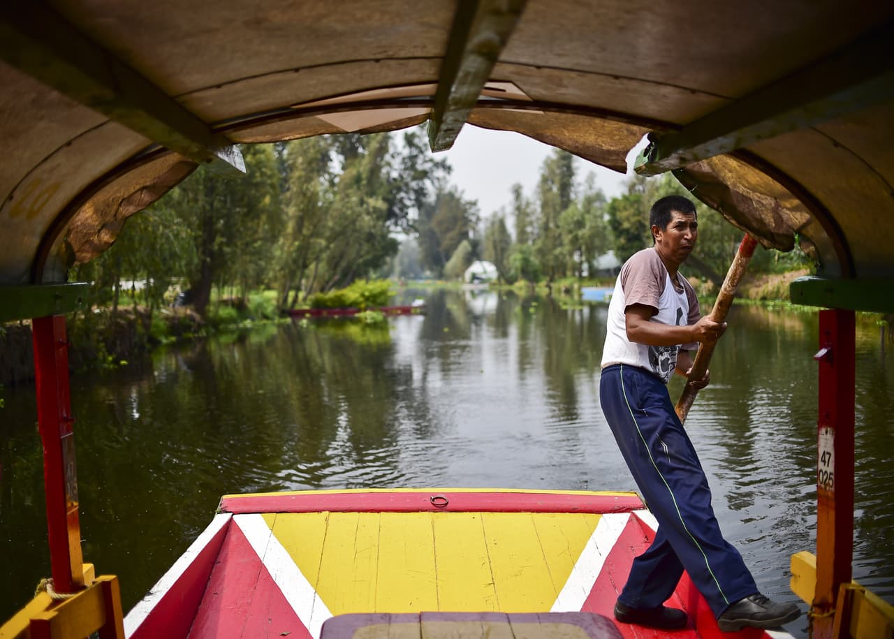 Así es como normalmente lucen los canales de Xochimilco, llenos de agua.