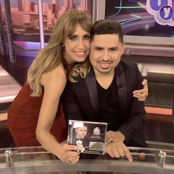 Compartiendo en el estudio y promocionando el disco de Larry Hernández, a quien le tiene mucho cariño.