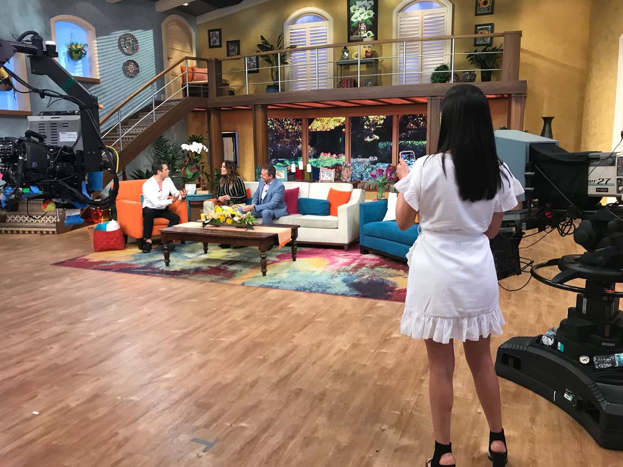 Mientras Mark hablaba de su personaje en 'Papá a toda madre', descubrimos que el actor no estaba solo.