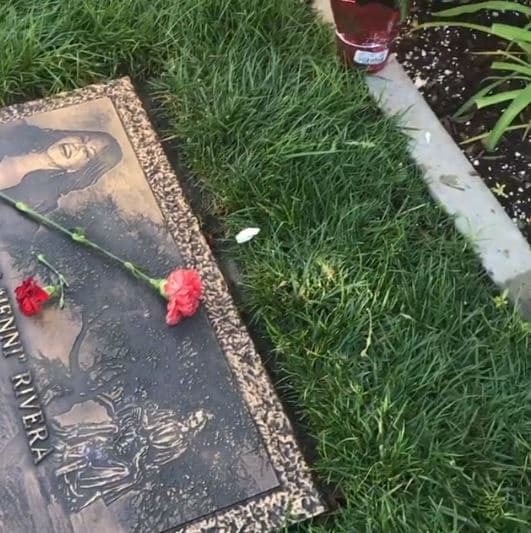 La señora Rosa Saavedra, madre de Jenni Rivera, hizo público un clip donde compartió la visita que realizó a la tumba de su hija.