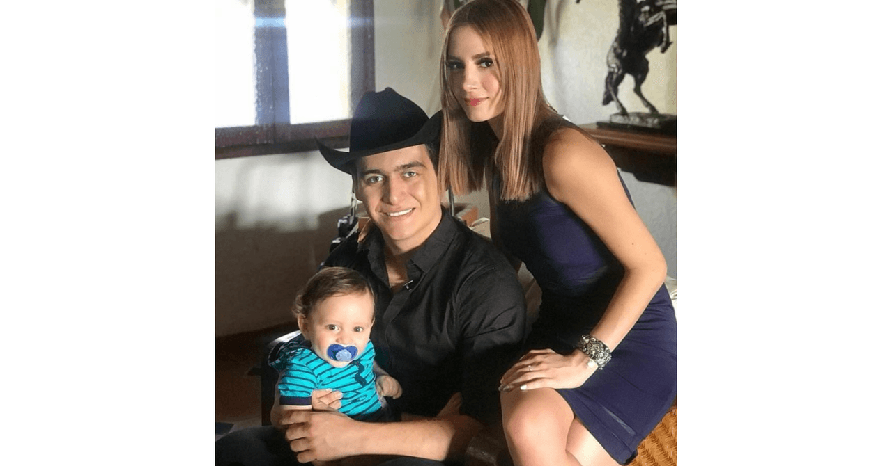 Julián Figueroa con Imelda Garza-Tuñón y su hijo