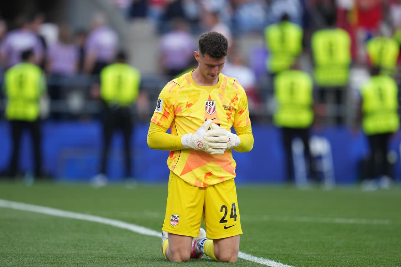 Matt Freese, de Estados Unidos, reacciona tras la derrota de su equipo ante Bélgica en el partido de octavos de final de la Copa del Mundo disputado en Seattle el lunes 6 de julio de 2026.