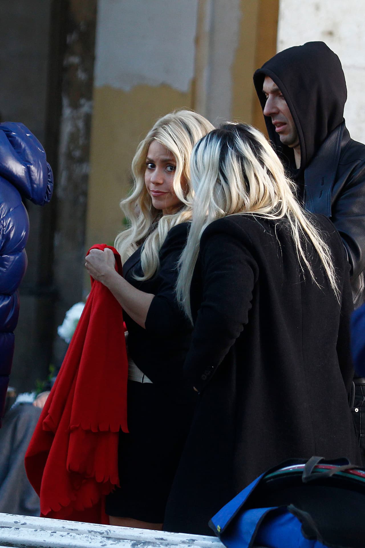 Echándonos una miradita cómplice.