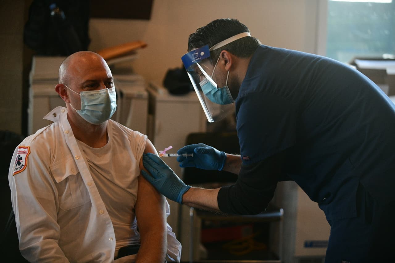 El lunes 21 de diciembre, el Departamento de Bomberos (FDNY) recibió su primer envío de la vacuna Moderna.