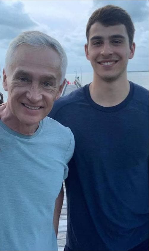 Al mismo tiempo que su hermana aparecía en televisión, el chico hizo ganar a su universidad en el futbol americano colegial de Estados Unidos. 
<br>