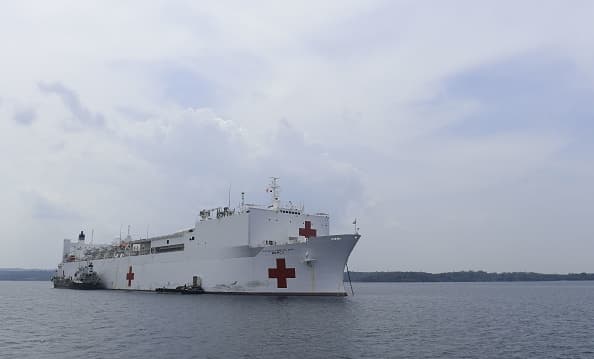El mandatario anunció también la llegada al puerto de
<a href="https://www.univision.com/local/los-angeles-kmex/">Los Ángeles</a> del buque de la Marina de EEUU, Mercy, para combatir la crisis de
<a href="https://www.univision.com/local/los-angeles-kmex/reabriran-hospital-en-el-distrito-de-westlake-para-atender-a-pacientes-con-coronavirus-video">salud</a> desatada por la pandemia del
<a href="https://www.univision.com/local/los-angeles-kmex/si-seguimos-asi-mas-personas-moriran-alcalde-de-los-angeles-a-quienes-no-acataron-la-cuarentena-video">coronavirus</a>.