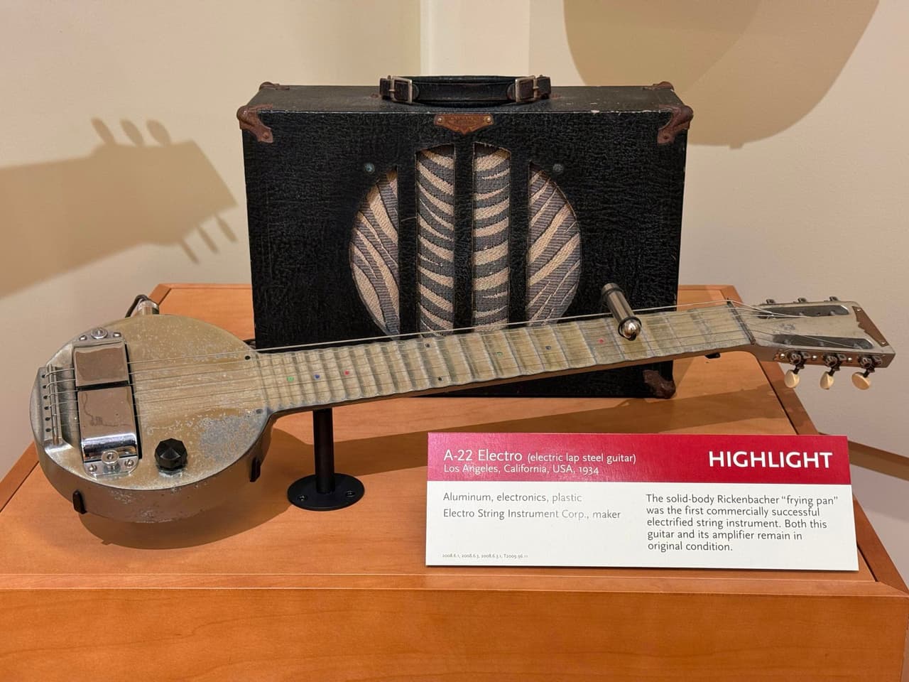 La"Frying Pan" de Rickenbacher y su amplificador se exhiben en el Museo de Instrumentos Musicalesde Phoenix, el sábado 30 de mayo de 2026.