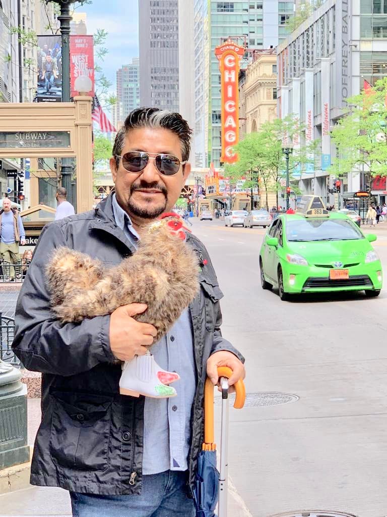 Durante el mes de mayo, El Feo decidió llevar de viaje con él a su adorada Gallina Vidente.