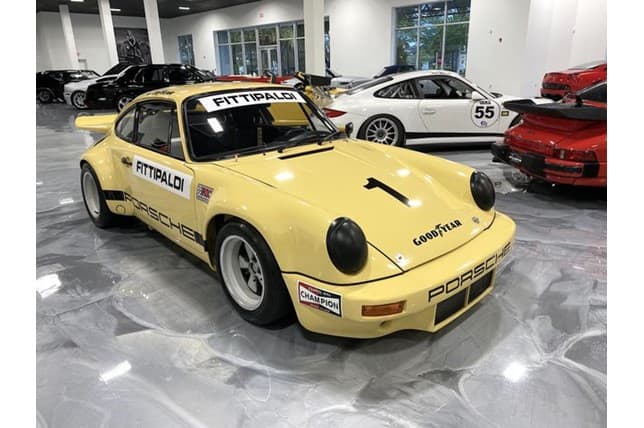 Desde mansiones y animales exóticos hasta carros deportivos en los que se permitió competir en varios eventos automovilísticos. Entre estos se encuentra un
<b>Porsche 911 RSR de 1974</b> que ahora vuelve a ser noticia por estar a la venta en Estados Unidos con una etiqueta de
<b> 2.2 millones de dólares</b>.