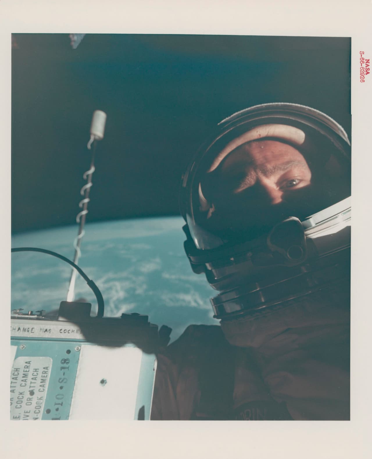 El primer autorretrato o ‘selfie’ desde el espacio. Fue tomada en 1966 y se estima que será vendida en un precio de entre 7,560 a 10,080 dólares. Según un
<a href="https://www.christies.com/presscenter/pdf/9855/Christie's%20Press%20Release%20Voyage%20To%20Another%20World_9855_1.pdf" target="_blank">comunicado de la conocida casa de subastas</a>, ‘El viaje de Christie's a otro mundo: la colección fotográfica Victor Martin-Malburet” contiene 2,400 impresiones originales de la “edad de oro de la exploración espacial”, la colección privada más completa de imágenes de la NASA.