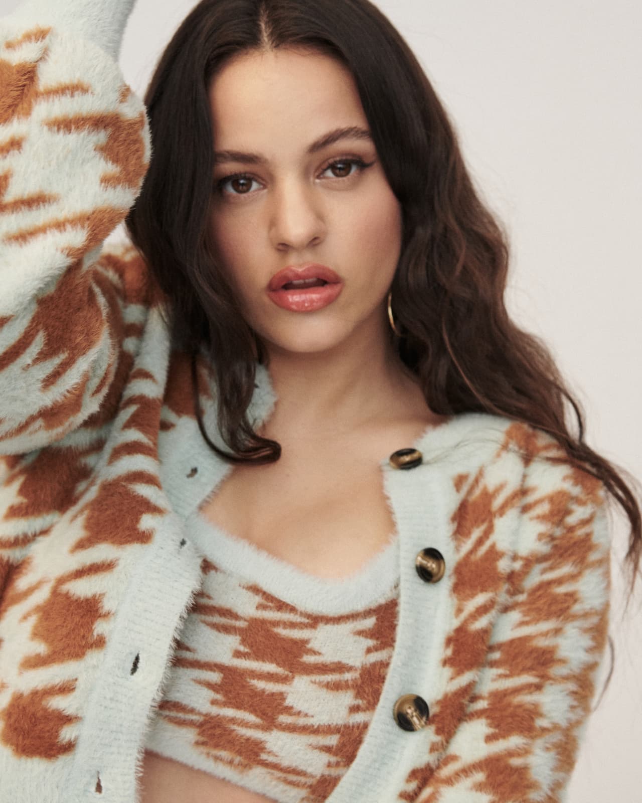 La mujer más nominada del año, 
<b>Rosalía</b>, se presentará en los Latin GRAMMY para interpretar alguno de sus éxitos. Rosalía cuenta con 5 nominaciones este año y ha ganado 2 Latin GRAMMY a lo largo de su carrera.