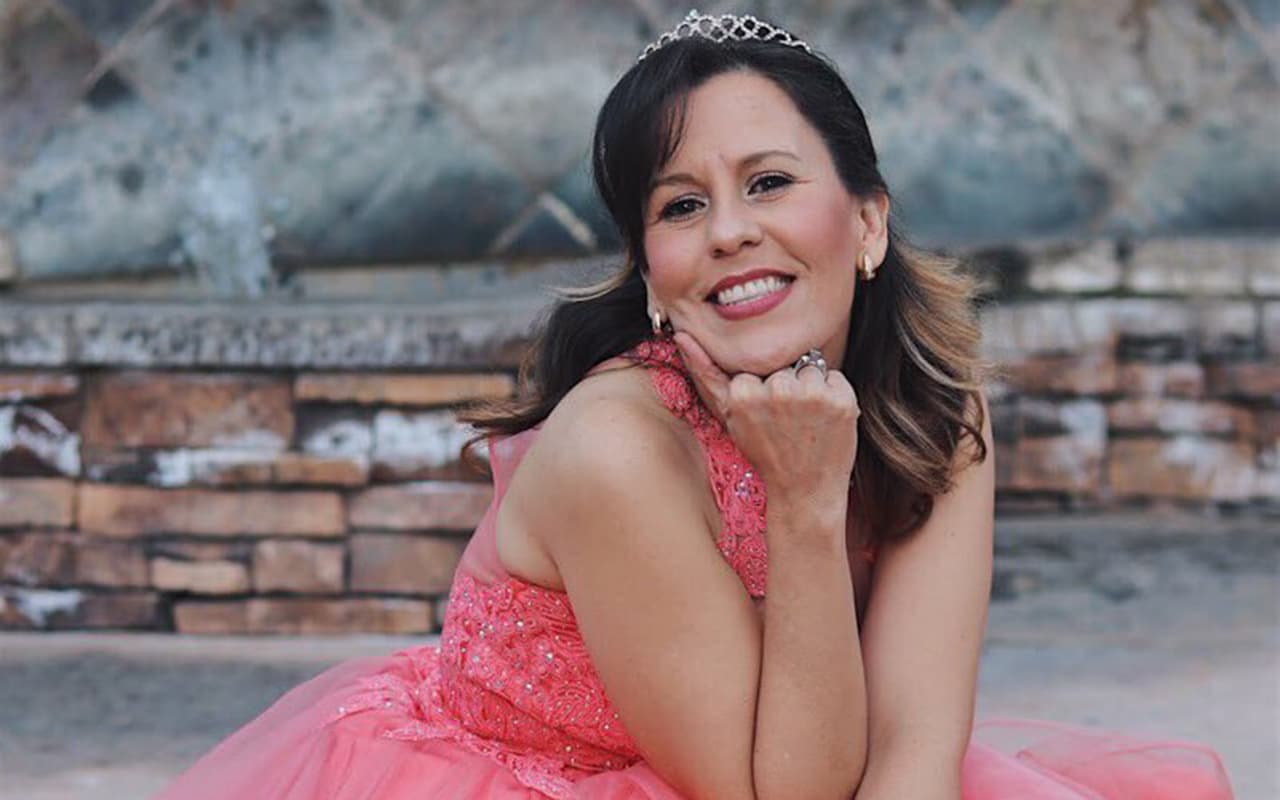 Madre hispana que no pudo celebrar su fiesta de 15 realiza su sueño 30 años después