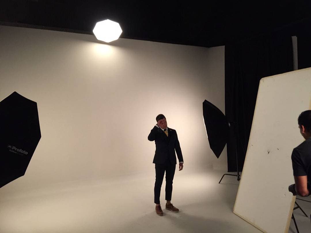 A 
<b><a href="http://www.univision.com/temas/mark-tacher">Mark Tacher</a></b> también lo pudimos ver dentro del foro de 'Papá a toda madre' mientras le tomaban diversas fotos para la telenovela. Él interpretará al mejor amigo del personaje de 
<b><a href="http://www.univision.com/temas/sebastian-rulli">Sebastián Rulli</a></b>, por lo que lo llenará de sabios consejos en su faceta como padre primerizo.