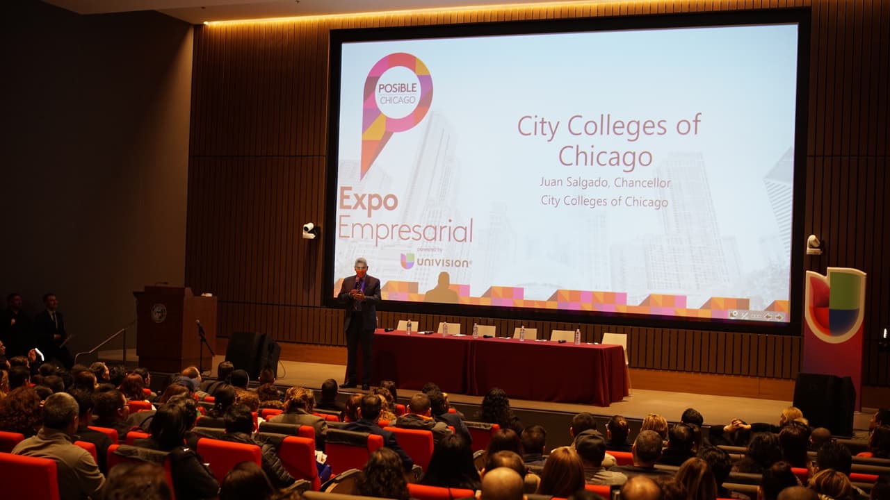 Juan Salgado, de City Colleges of Chicago introdujo algunos temas con una exposición.