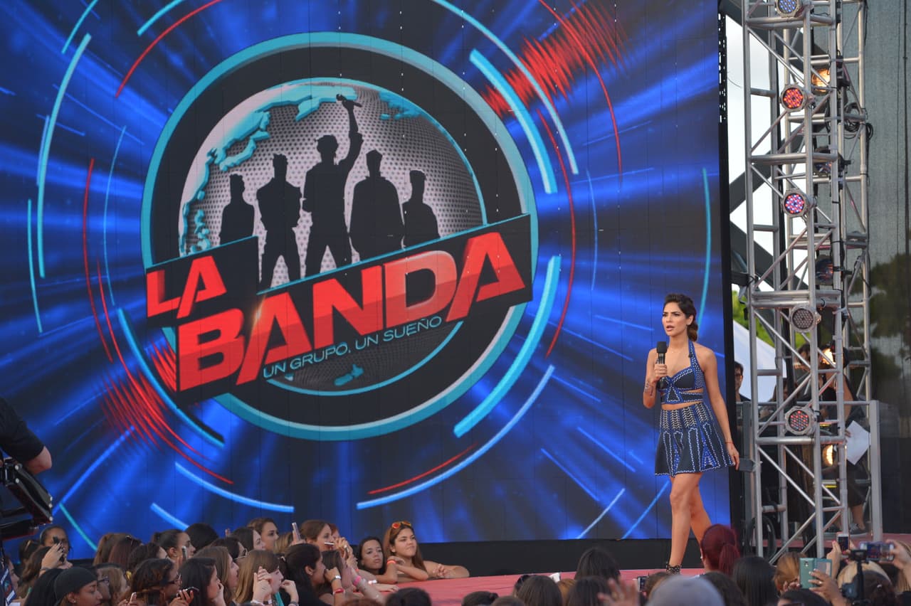 Alejandra Espinoza fue toda una diosa en el estreno de La Banda LIVE. Hagamos un repaso de sus looks en lo que va de la competencia.