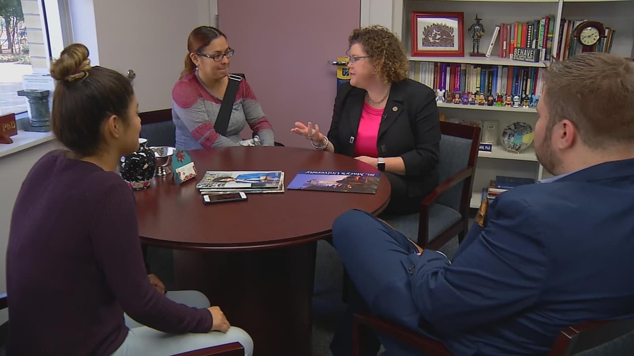 Cassandra y su mamá escuchan atentamente a los funcionarios de la Universidad St. Mary’s, de San Antonio, Texas.