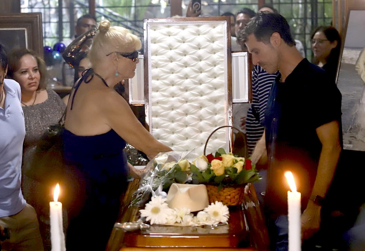 Leonardo García en el velorio de Andrés García