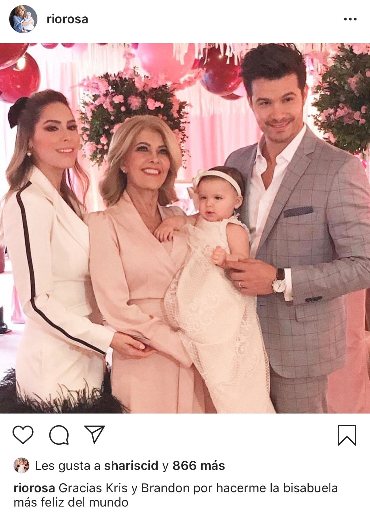 También estuvo presente la 
<b><a href="https://www.instagram.com/riorosa/" target="_blank">mamá de Sharis Cid</a></b>, Rosario Pérez, quien posó sonriente al lado de su nieta Kristal Cid y Brandon Peniche.