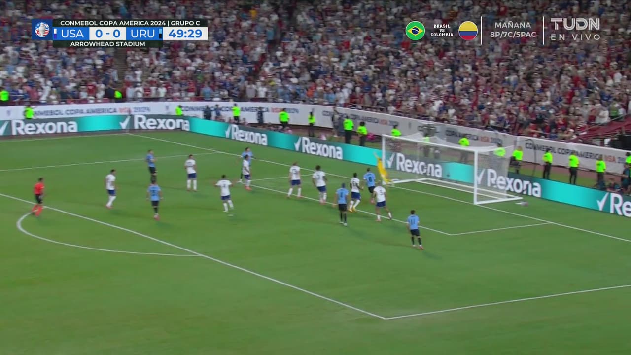 ¡Cabezazo de Viña que pasa apenas abierto, Uruguay llega con peligro!