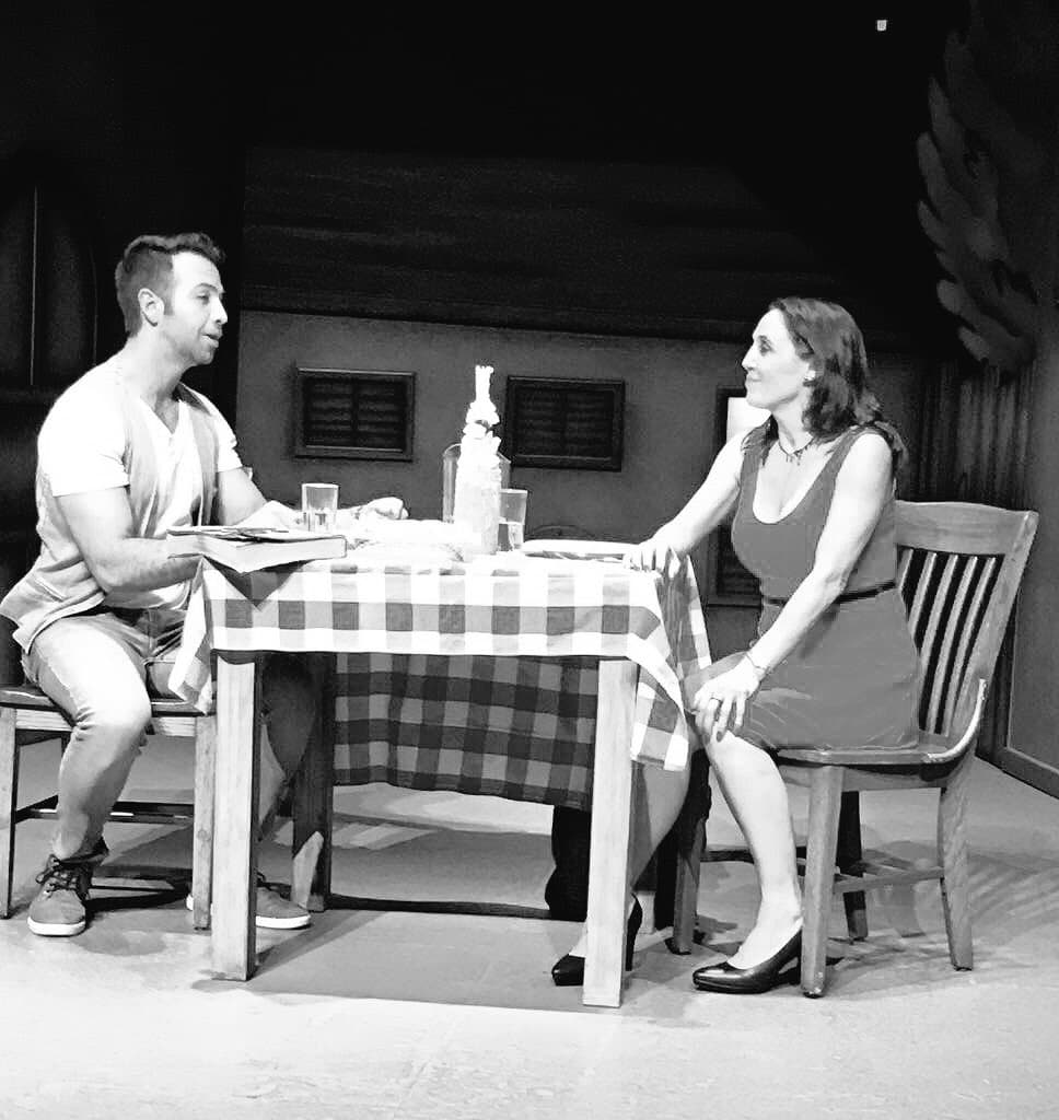 El actor compartió esta imagen de la puesta en escena con un emotivo mensaje: “Foto de Antier, donde estaba feliz de tenerte así de cerca.Feliz de disfrutar tú talento,tu magia. Estaba feliz compartiendo risas, textos, público. ¡Estaba feliz de poderte presumir! ‘¿Saben quién está en mi obra? ¡La increíble @maruduenas!’ Hoy te extraño. Hoy no estoy Feliz. QDEP.”