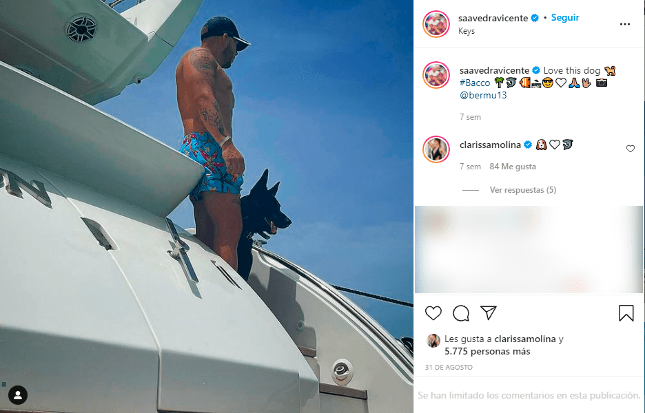 Además, ella también comenta todas las fotos de Vicente Saavedra y generalmente lo hace con emoticons.