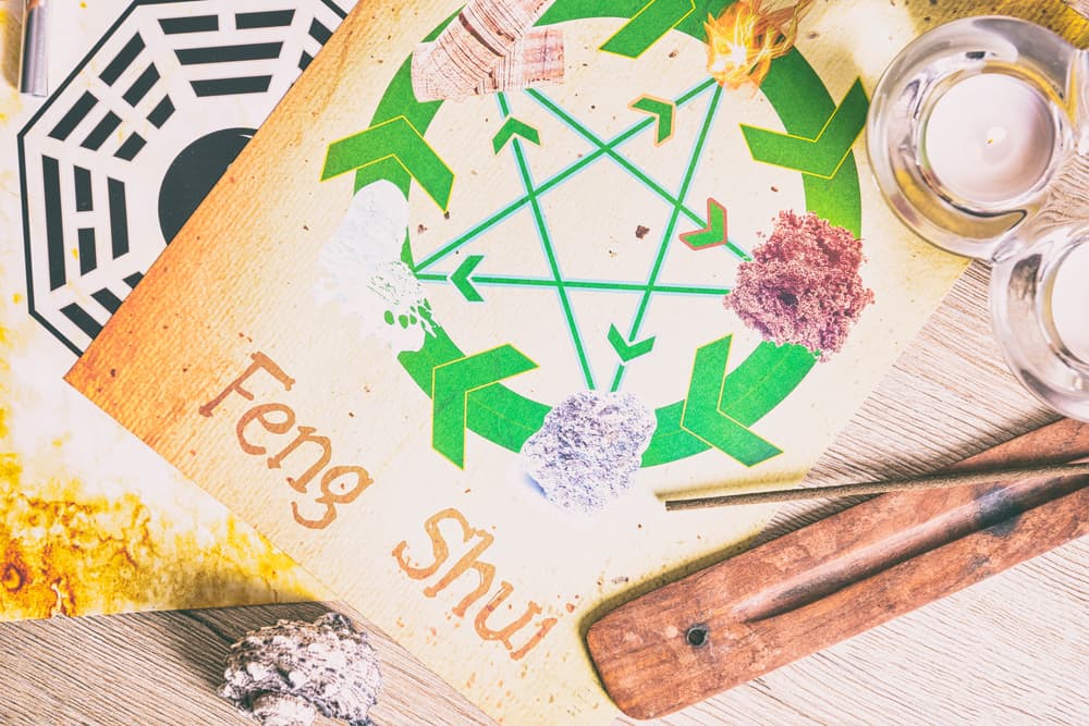 Está por todas partes: la cocina japonesa, los baños de vapor con masajes de piedras calientes, los tempura y las artes marciales, el Yoga y las disciplinas de la mente, el Tai Chi, la danza oriental y mucho más.