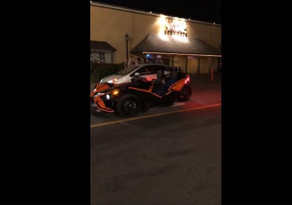 Su esposa 
<b>Mayeli Alonso </b>compartió en ese momento, a través de un Facebook Live, el momento en que le entregaba un Polaris Slingshot SLR como regalo.