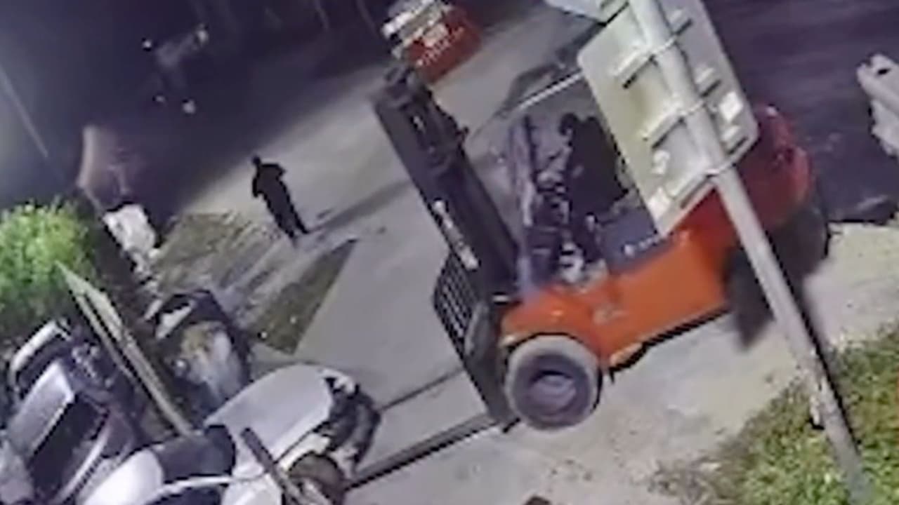 Los sospechosos llegaron durante la noche, 
<b>rompieron el candado y entraron al negocio familiar. </b>En los videos de seguridad se observa a dos hombres, 
<b>el que conducía la grúa que estaba encapuchado y su cómplice que tenía el rostro descubierto.</b>