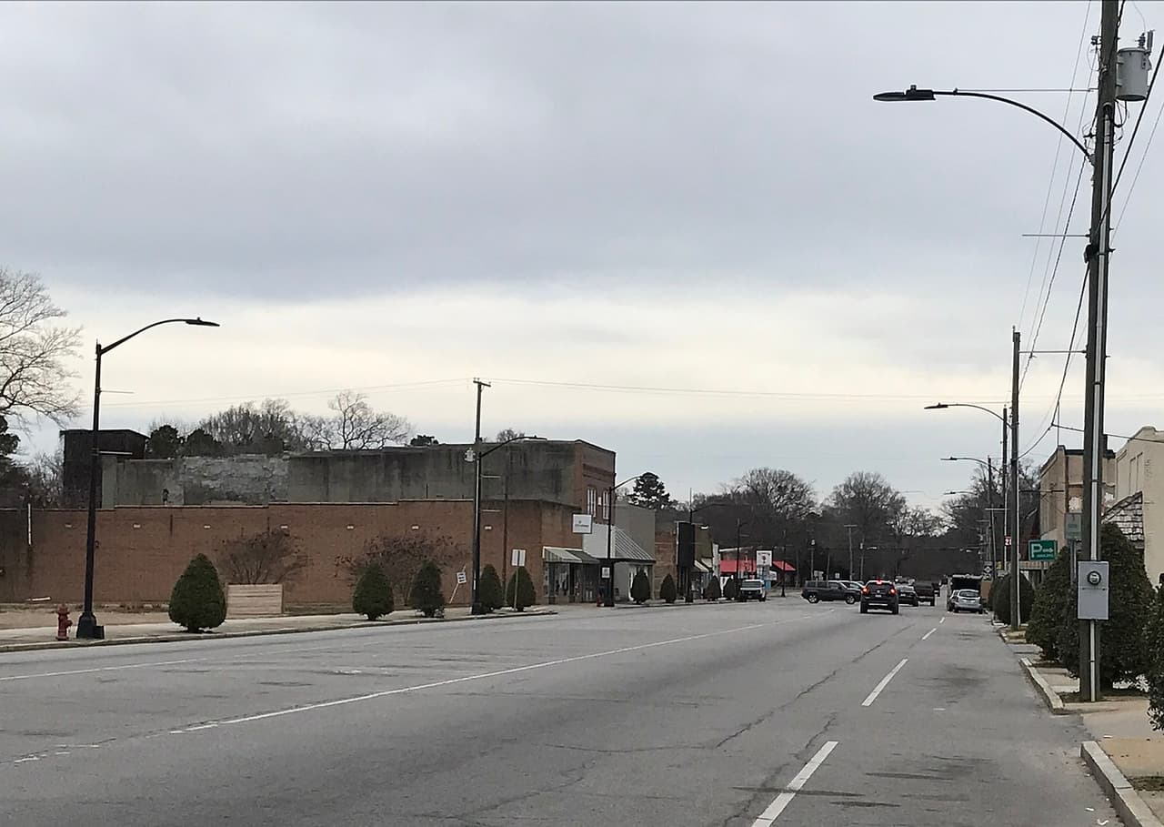 <h3 class="cms-H3-H3">4. Scotland Neck, Carolina del Norte</h3>
<br>
<br>🏚️
<b> Ingreso familiar promedio:</b> $15,404
<br>
<br>🏚️
<b> Tasa de pobreza:</b> 43.0%
<br>
<br>🏚️
<b>Tasa de desempleo promedio en los últimos cinco años: </b>4.1%
<br>
<br>🏚️
<b>Adultos con licenciatura:</b> 12.8%
<br>
<br>🏚️
<b>Población: </b>1,770
<br>