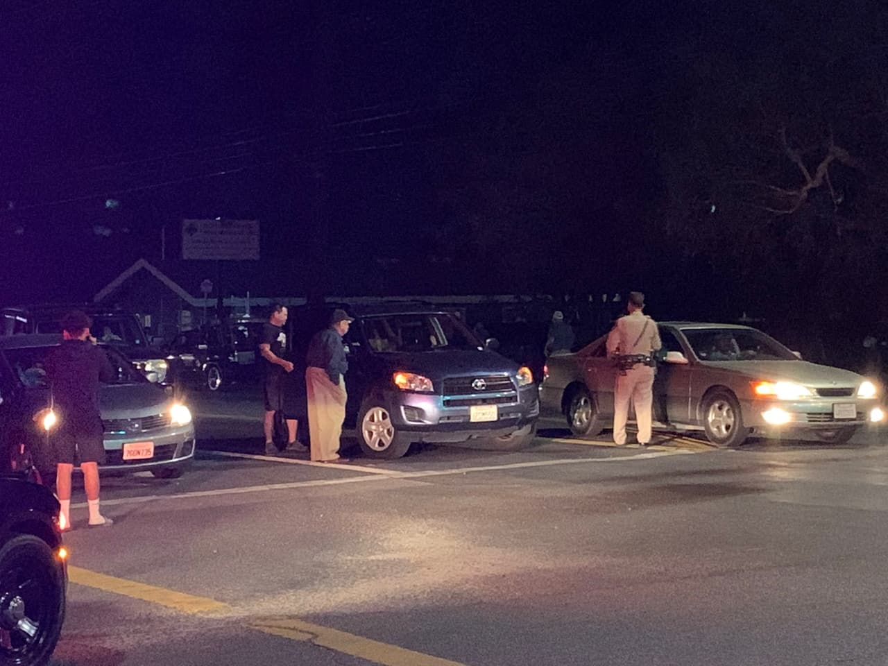 Algunos residentes pasaron la noche en estacionamientos habilitados en centros comerciales.