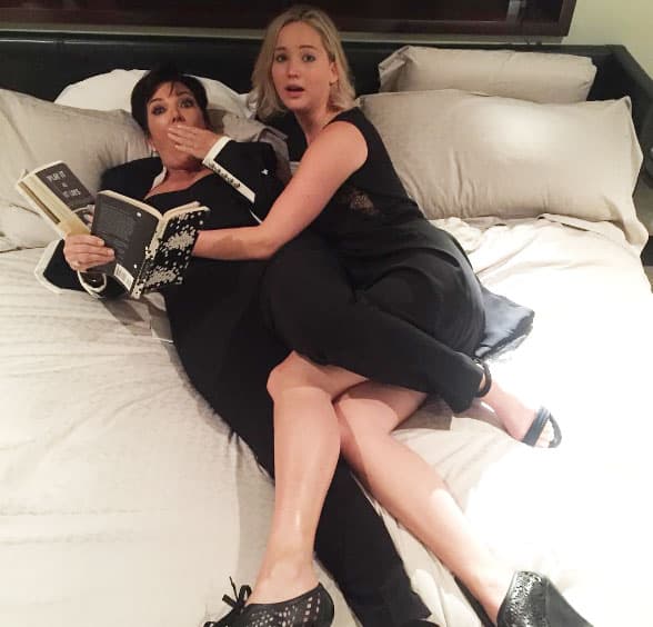 Kris Jenner festejó el cumpleaños de Jennifer Lawrence con esta curiosa foto donde las "pillaron" juguetonas.