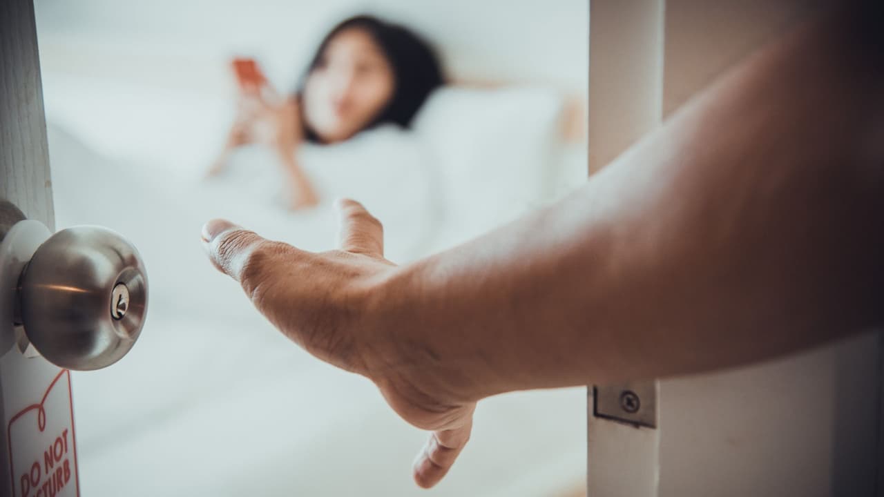 Hombre ingresa a vivienda y abusa de una menor de 13 años mientras dormía en Chicago