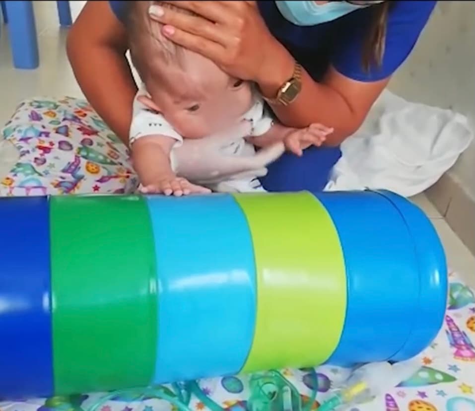 En la actualidad, unos 15 especialistas le dan terapia constante al pequeño Emiliano, quien lucha fervientemente por salir adelante de la mano de su madre. Mientras tanto, 
<b>Aguilar sigue a su lado y no puede evitar sentirse plena cuando su pequeño logra un avance, por más insignificante que pudiera parecer. </b>