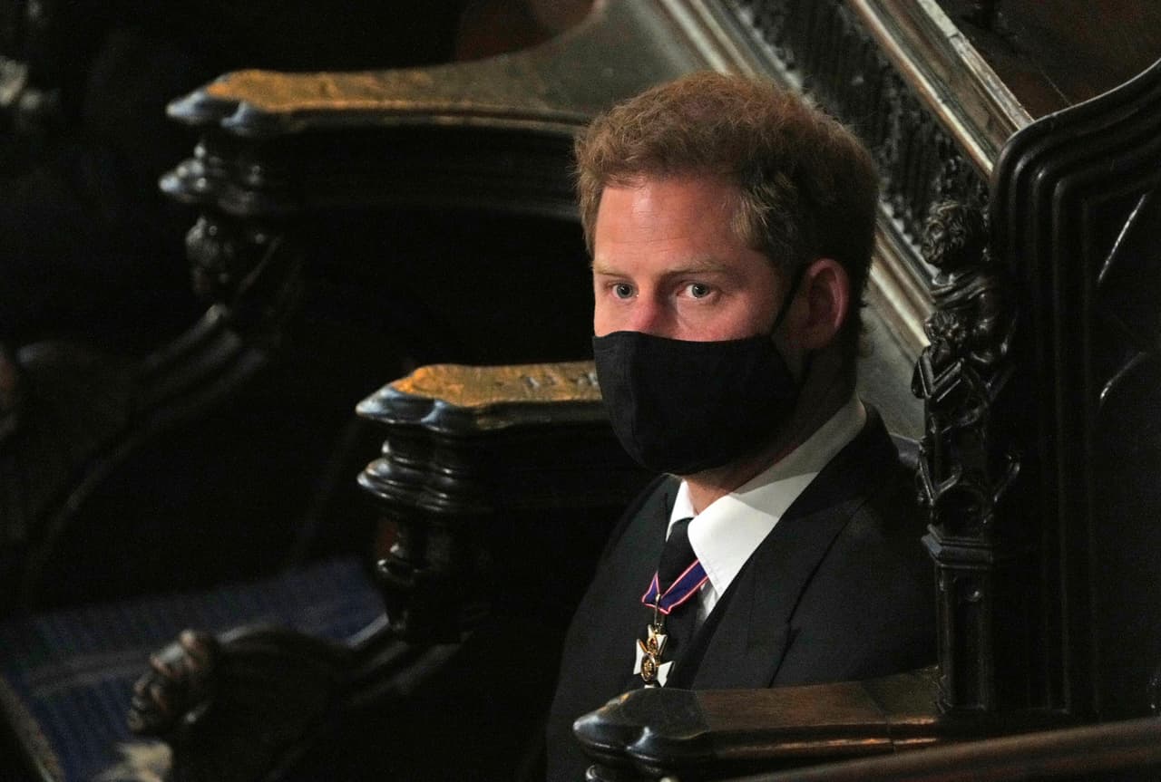 "Yo mismo estaba atrapado. No vi una salida", admitió el hijo menor de la difunta Lady Diana, "estaba atrapado, pero no lo sabía. Pero en el momento en que conocí a 'Meg', nuestros mundos chocaron de la manera más sorprendente y luego (comencé) a ver lo atrapado que estaba dentro del sistema, como el resto de mi familia. Mi padre y mi hermano, están atrapados. No pueden irse, y yo tengo gran compasión por eso".
<br>