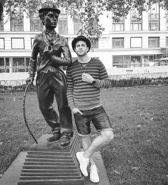 El deporte le dio la disciplina necesaria que la actuación exige, además de la educación que le dio su madre.