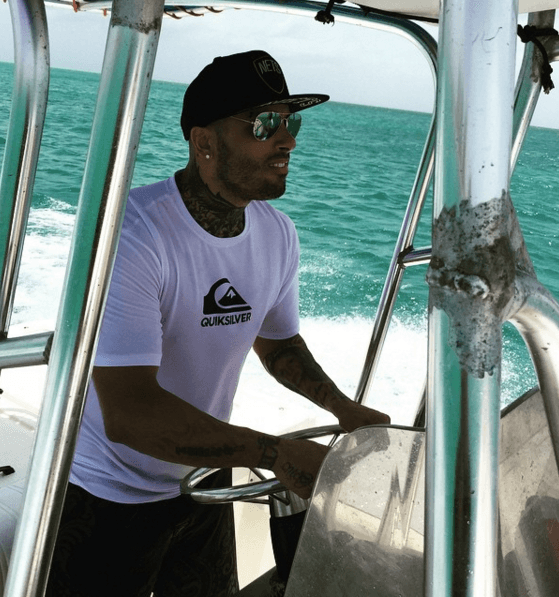 En toda ocasión, este hombre se preocupa por verse bien. Acá lo tenemos como todo un capitán de navío ¡súper fresh!