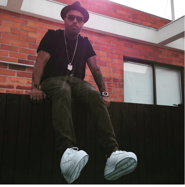 Con lentes, pero con una actitud conquistadora y los accesorios necesarios para completar el outfit.